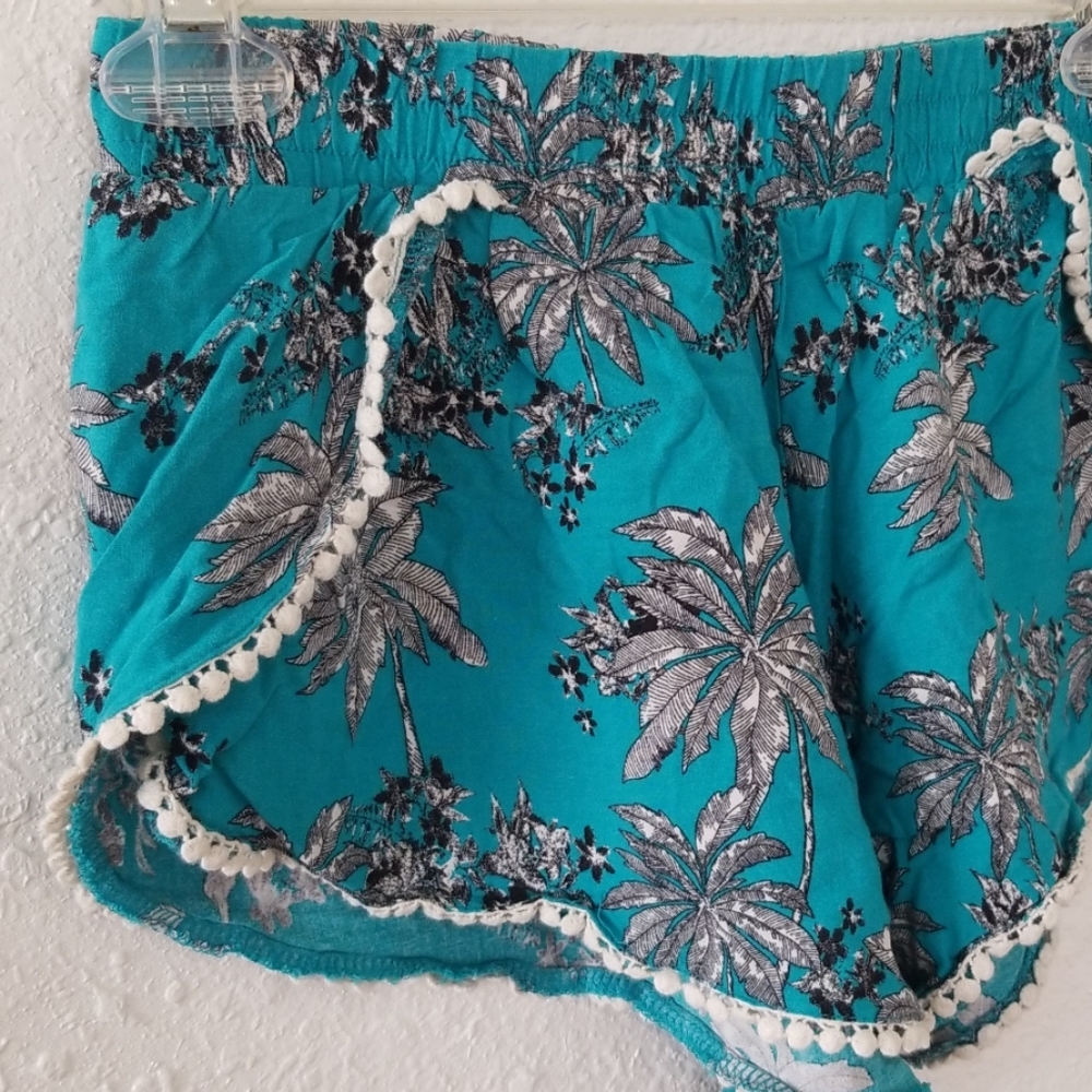 Palm tree pattern print design flowy shorts - Picture 3 of 6